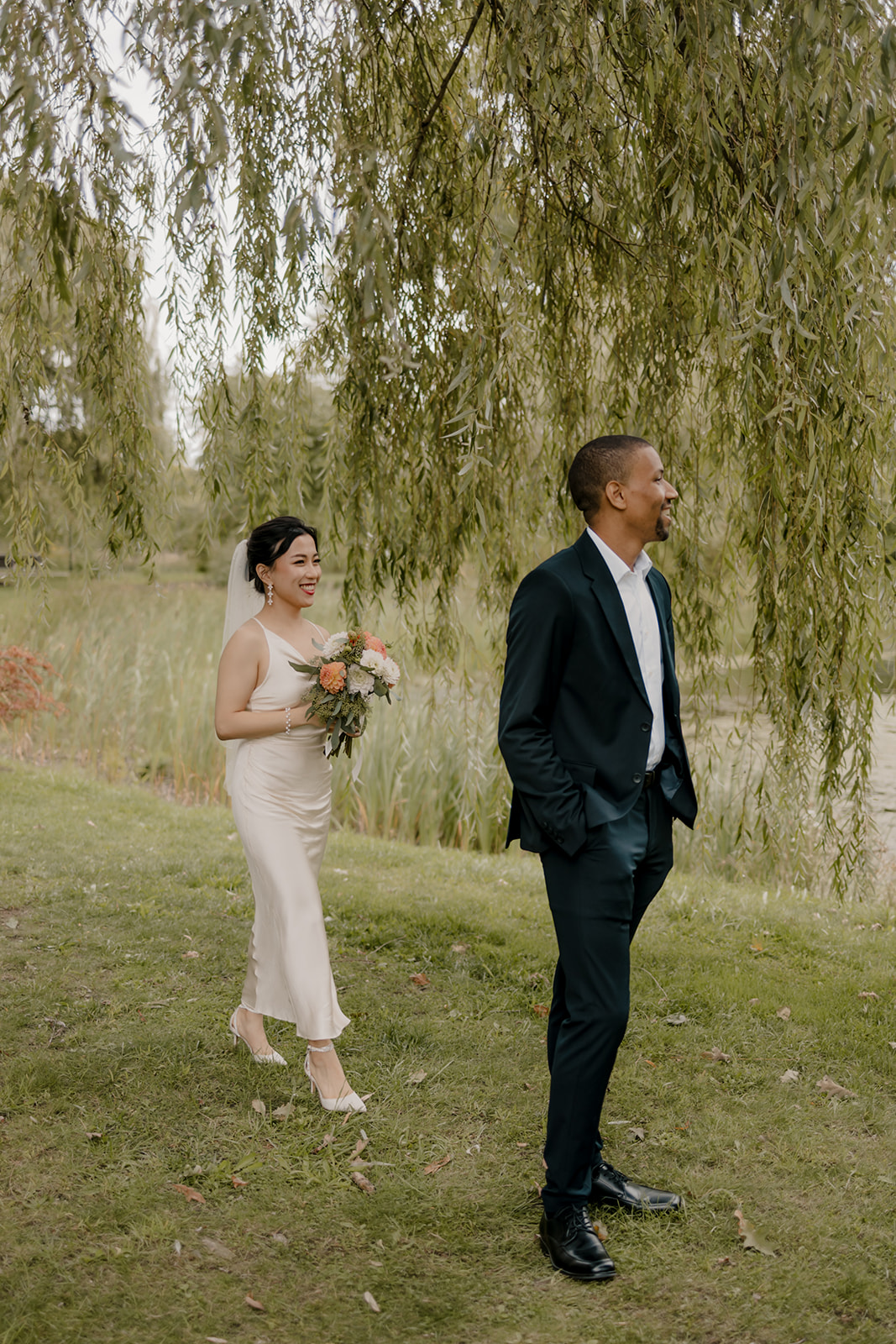 beautiful couple prepare for their first look photos