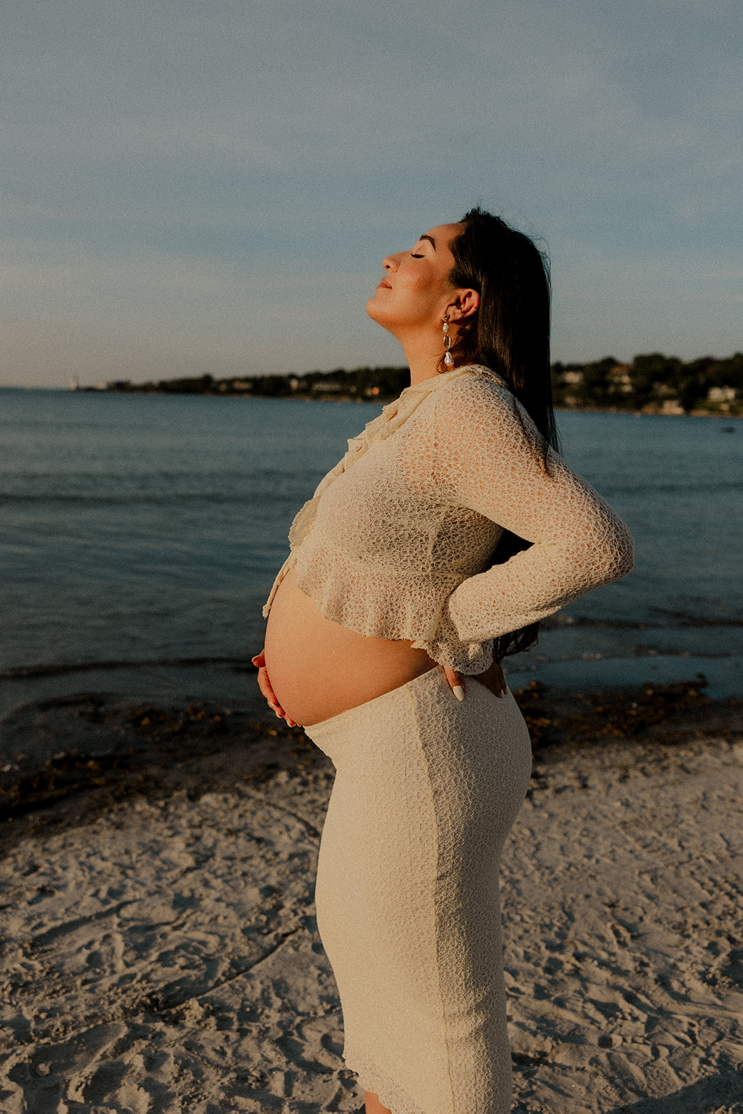 stunning maternity photoshoot on an East Coast beach