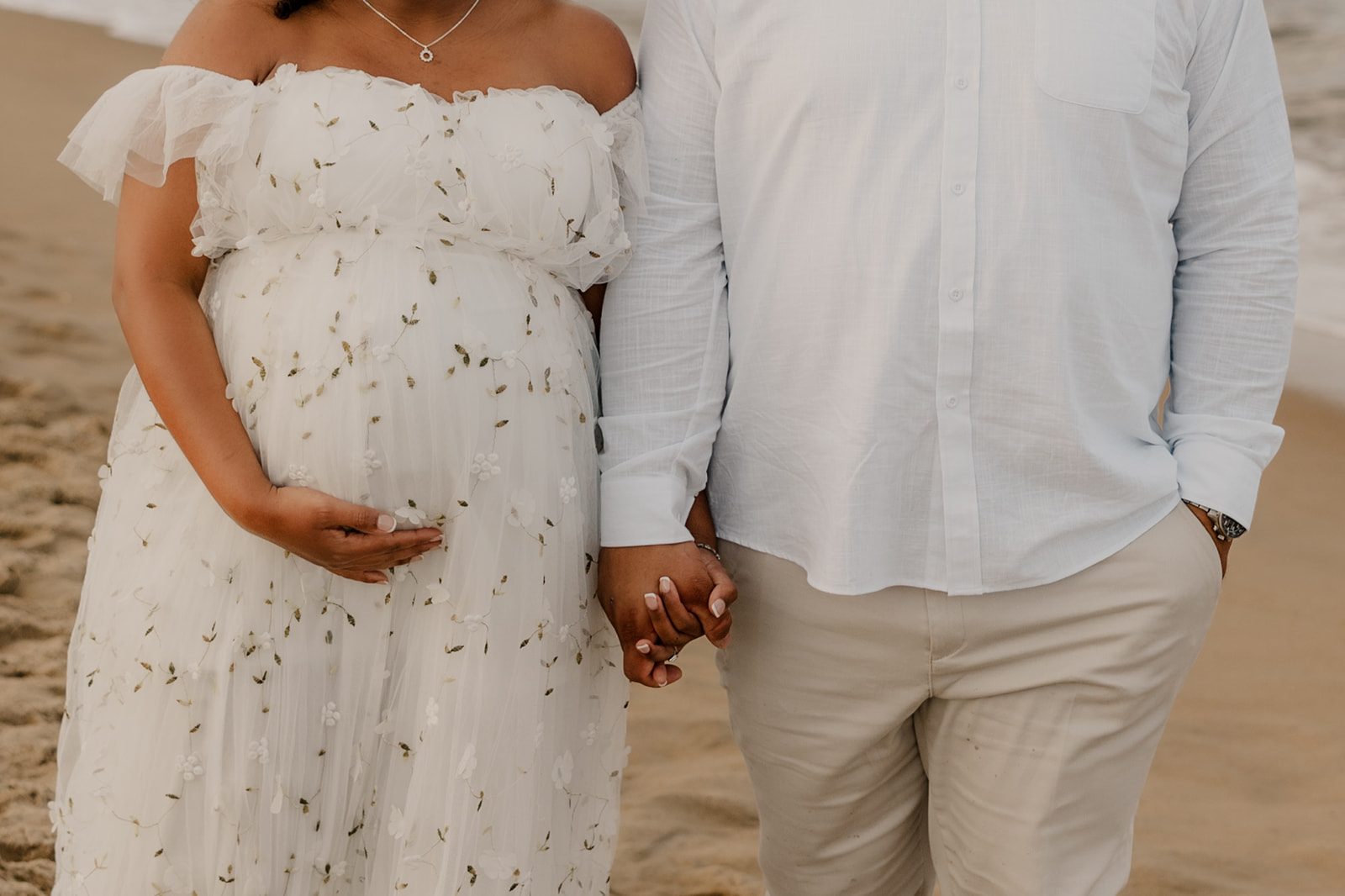 stunning maternity photoshoot on an East Coast beach